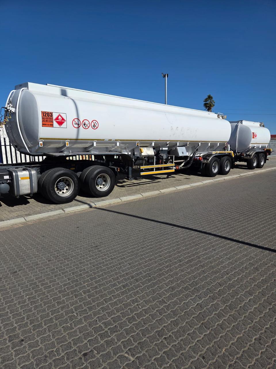 Tank clinic semi trailer and pump