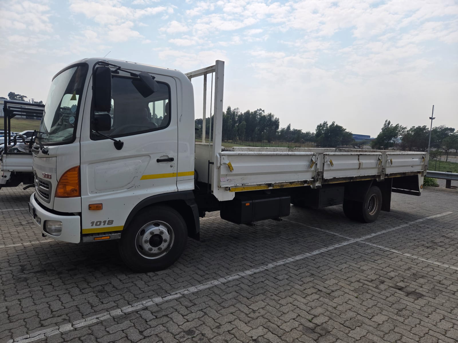 6 TON HINO DROPSIDE TRUCK