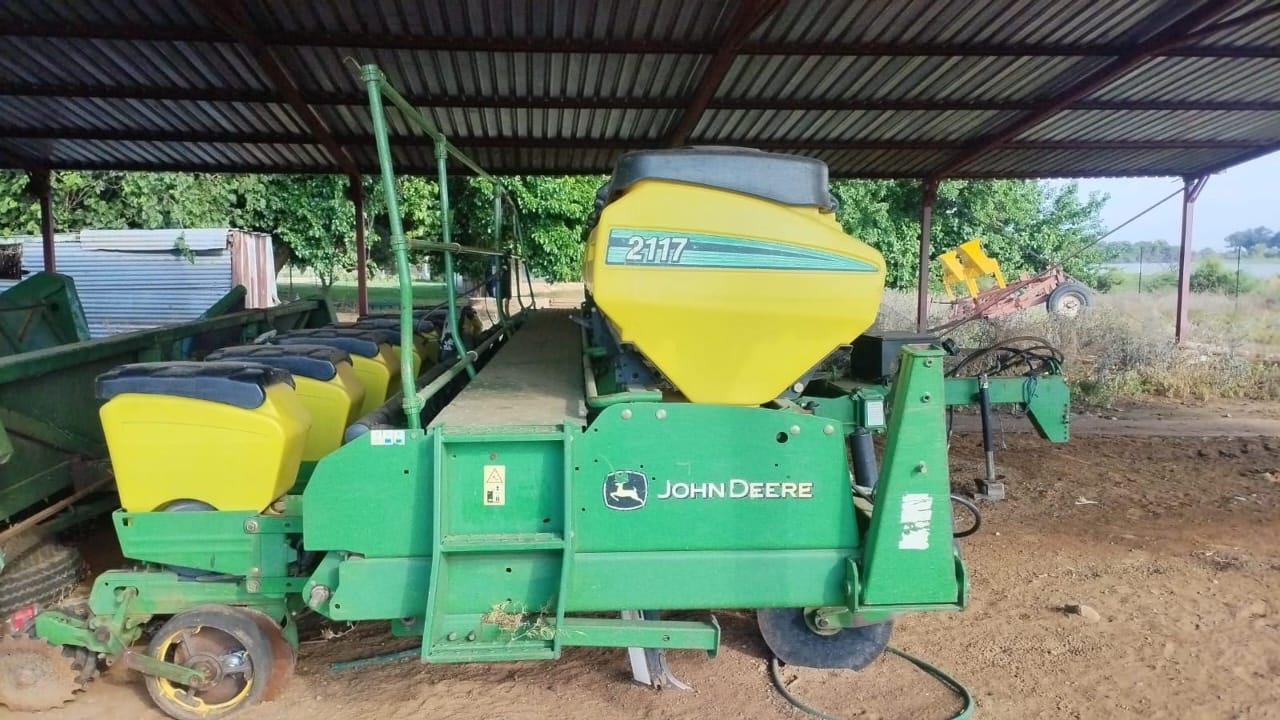 John Deere 2117
