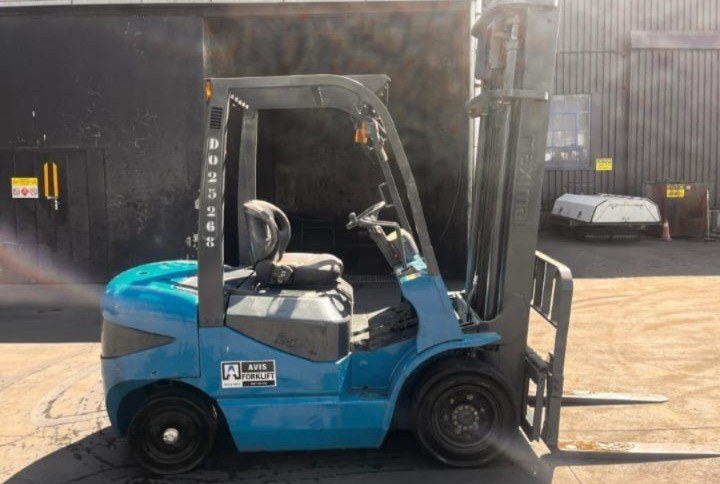 Maximal 3 ton forklifts x 3 off