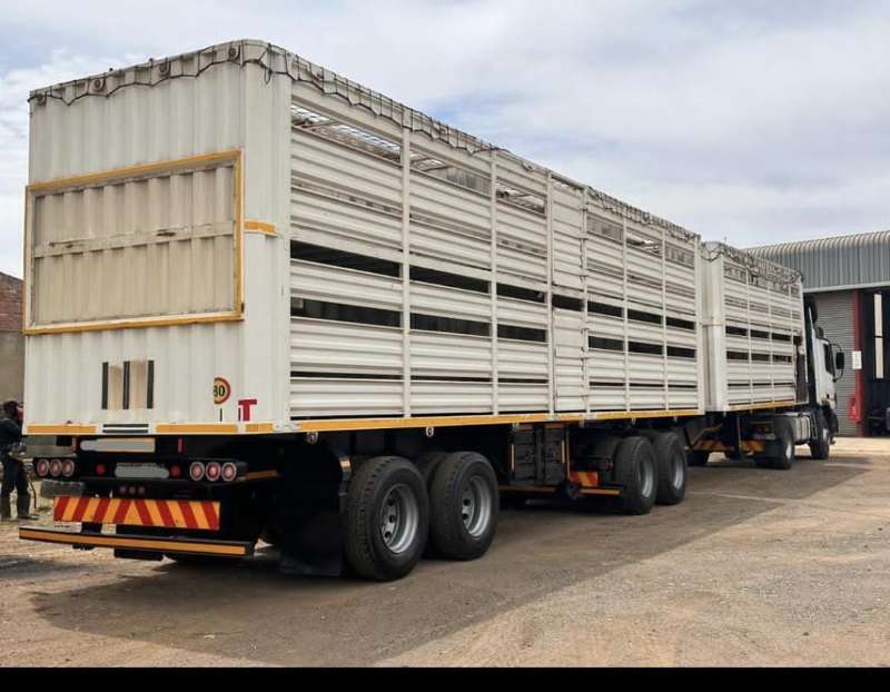 Livestock link trailer